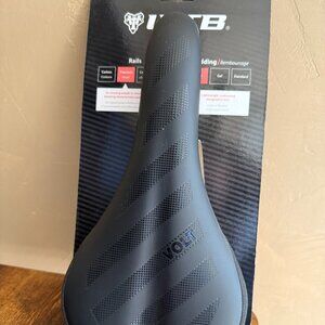 Speed Bicycle Seat 145mm Width Titanium Medium NEW